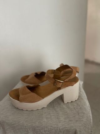 Sandalias plataforma blancas y marrón