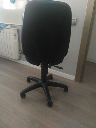 Silla oficina giratoria negra