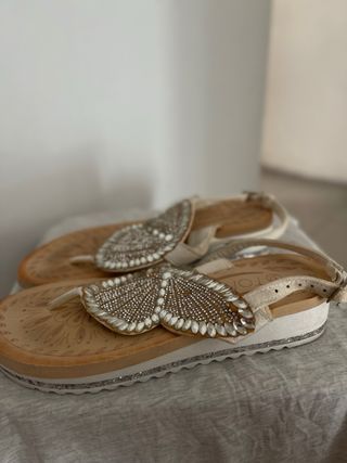 Sandalias planas doradas