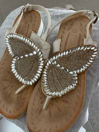 Sandalias planas doradas
