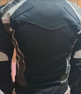 Cazadora moto verano negra.
Marca Reissa.