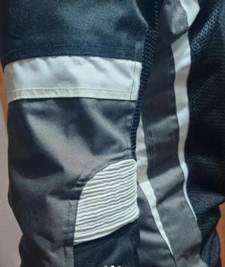 Cazadora moto verano negra.
Marca Reissa.