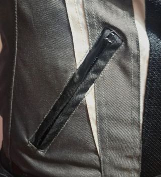 Cazadora moto verano negra.
Marca Reissa.
