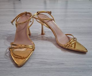 Tacones dorados de tacón alto