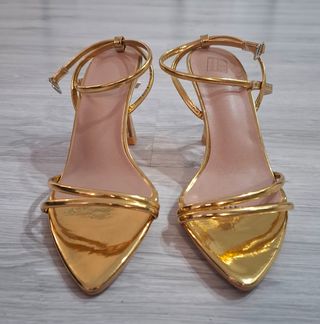 Tacones dorados de tacón alto