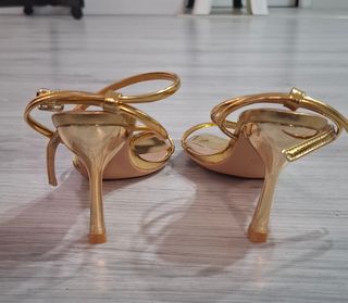 Tacones dorados de tacón alto