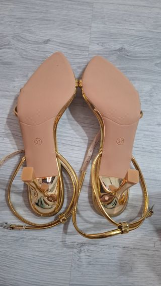 Tacones dorados de tacón alto