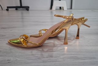 Tacones dorados de tacón alto