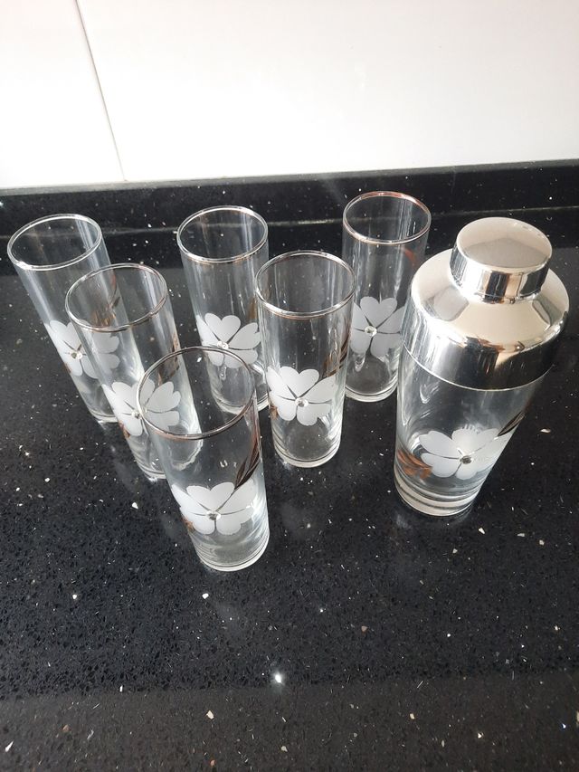 Juego vasos + coctelera vintage