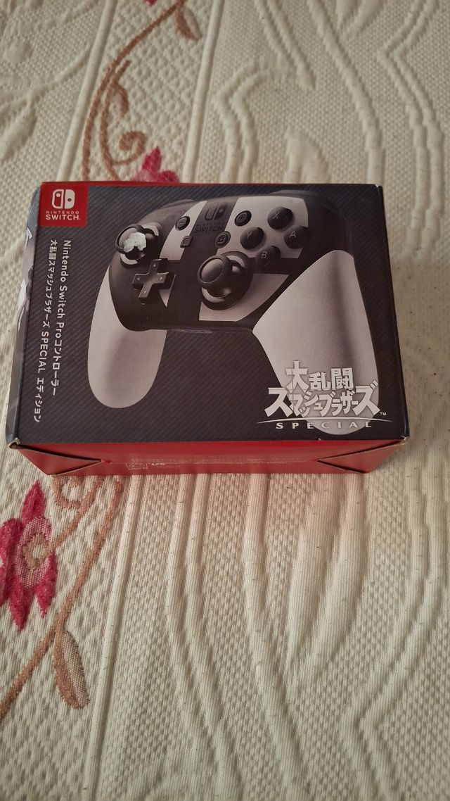 Controle Nintendo Switch Pro - Preto/Branco