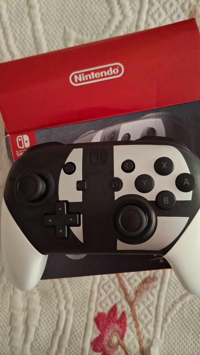 Controle Nintendo Switch Pro - Preto/Branco