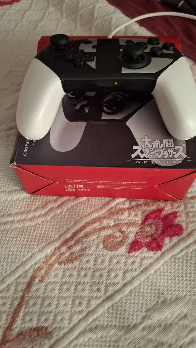 Controle Nintendo Switch Pro - Preto/Branco