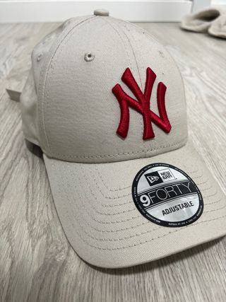 Gorra New Era Yankees Beige-Roja