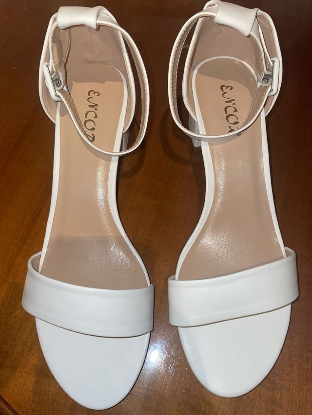 Sandalias blancas tacón bajo.