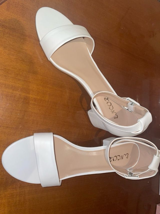Sandalias blancas tacón bajo.