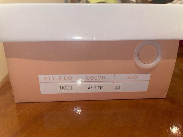 Sandalias blancas tacón bajo.