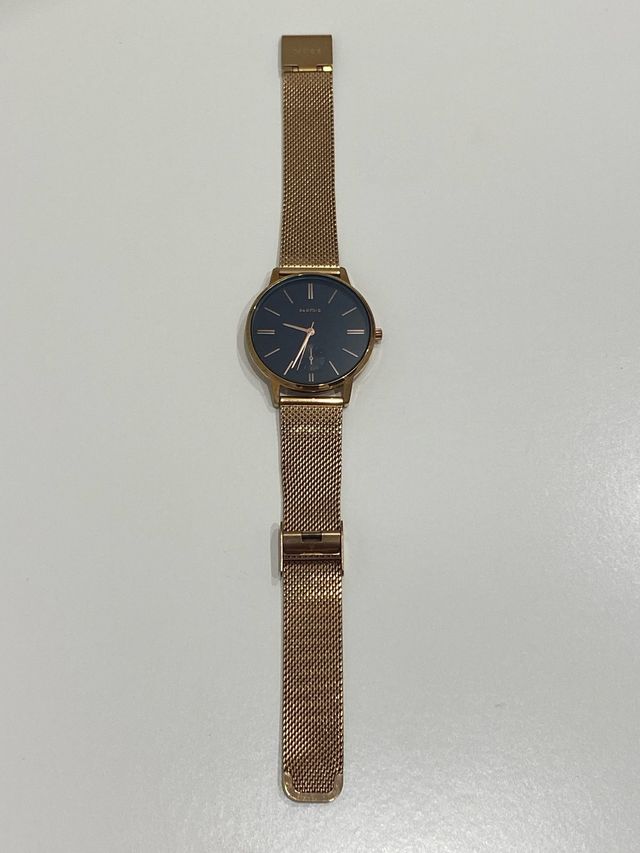 Reloj dorado con esfera negra