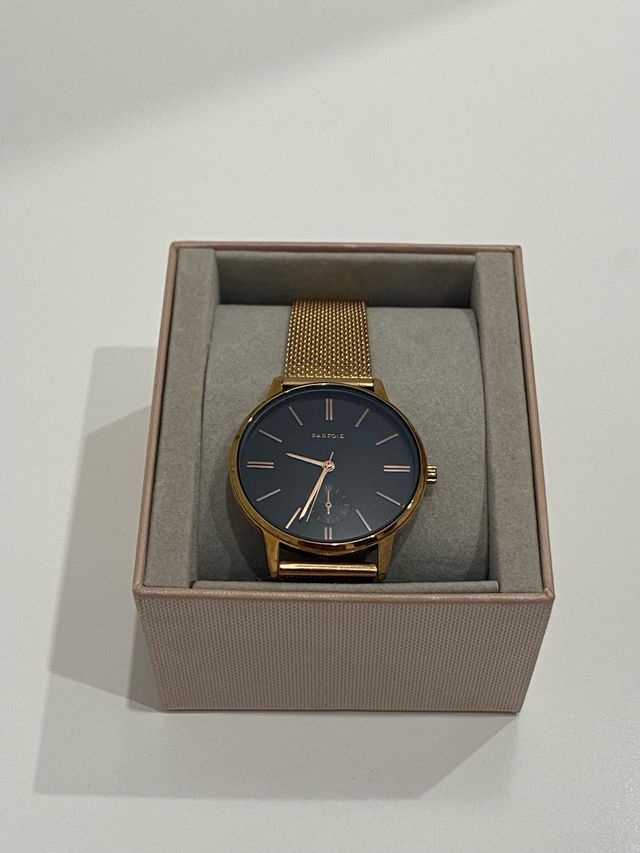 Reloj dorado con esfera negra