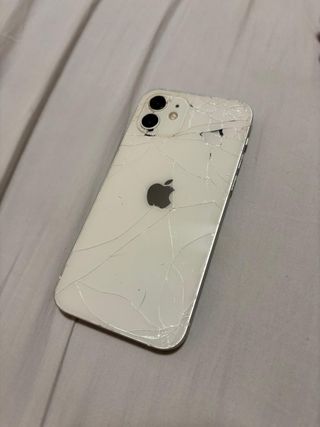 iPhone 12 blanco - trasera rota