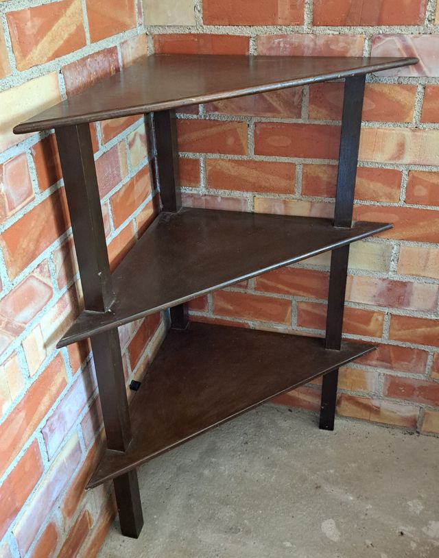 Estantería triangular de madera