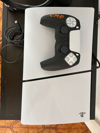 PS5 Slim 1TB con soporte para acostar