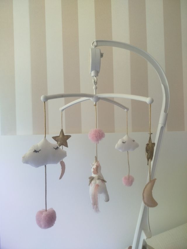 Móvil cuna unicornio