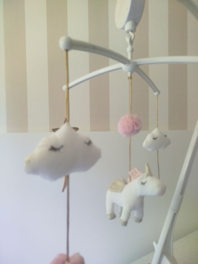 Móvil cuna unicornio