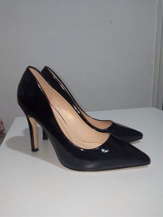 Tacones negros de tacón alto