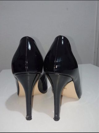 Tacones negros de tacón alto