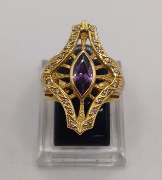 Anillo piedra lila oro 18k, 8,16gr. Ref. G-982.