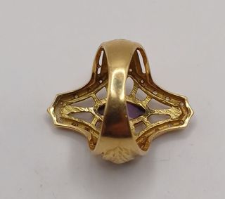 Anillo piedra lila oro 18k, 8,16gr. Ref. G-982.