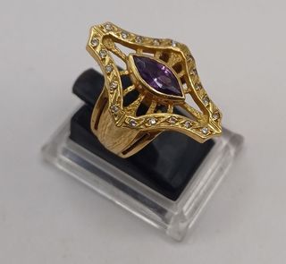 Anillo piedra lila oro 18k, 8,16gr. Ref. G-982.