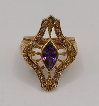 Anillo piedra lila oro 18k, 8,16gr. Ref. G-982.