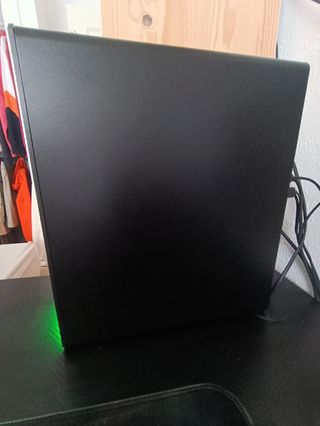 Torre PC negra y verde