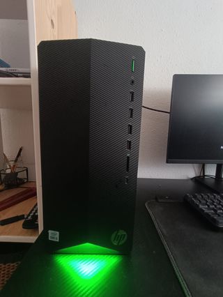Torre PC negra y verde