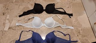 3 reggiseni: nero, blu, bianco