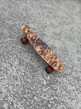 Skateboard con diseño fuego