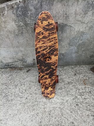 Skateboard con diseño fuego