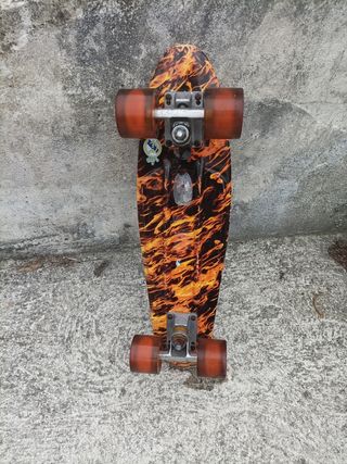 Skateboard con diseño fuego