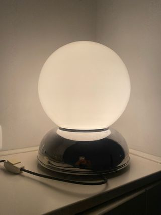 Lámpara de diseño  opalina  base cromada . 70’s