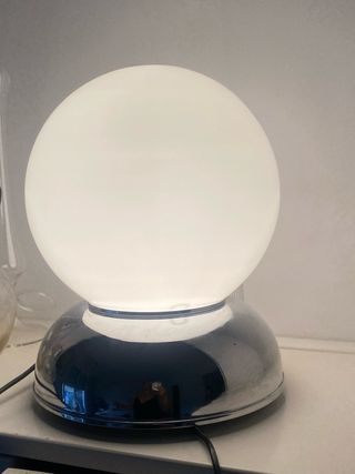 Lámpara de diseño  opalina  base cromada . 70’s