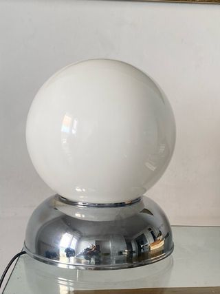 Lámpara de diseño  opalina  base cromada . 70’s