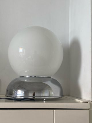 Lámpara de diseño  opalina  base cromada . 70’s