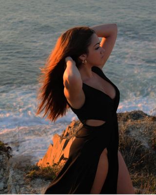 Vestido negro largo, abertura lateral