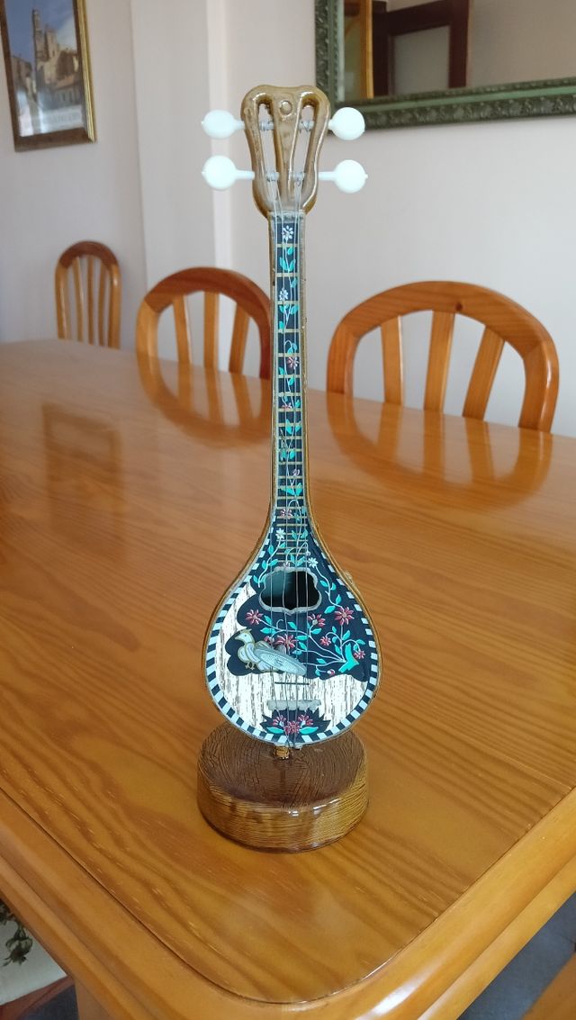 Guitarra griega de juguete, con música de Grecia