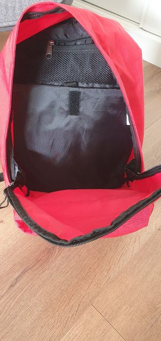 Mochila Eastpak 27 L roja como nueva.