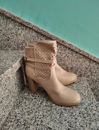 Stivali beige lisci