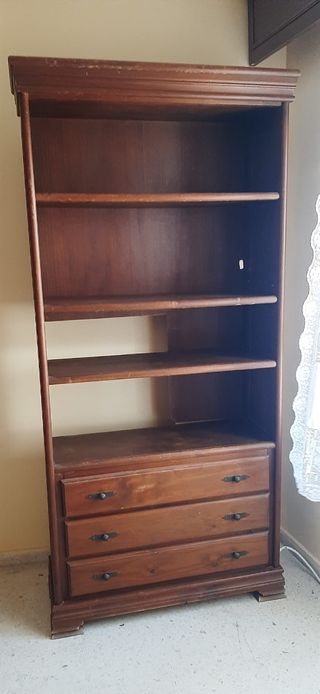 Estantería con cajones de madera