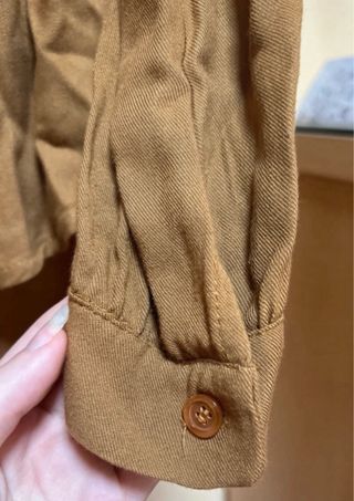 Camisa marrón con parches