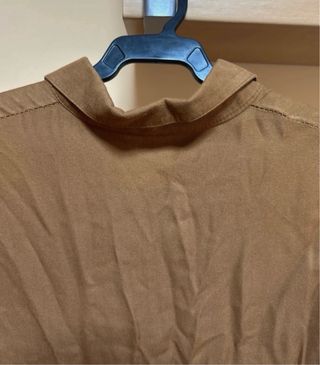 Camisa marrón con parches